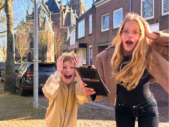 Zus en broer spelen Sherlock in de stad Schagen
