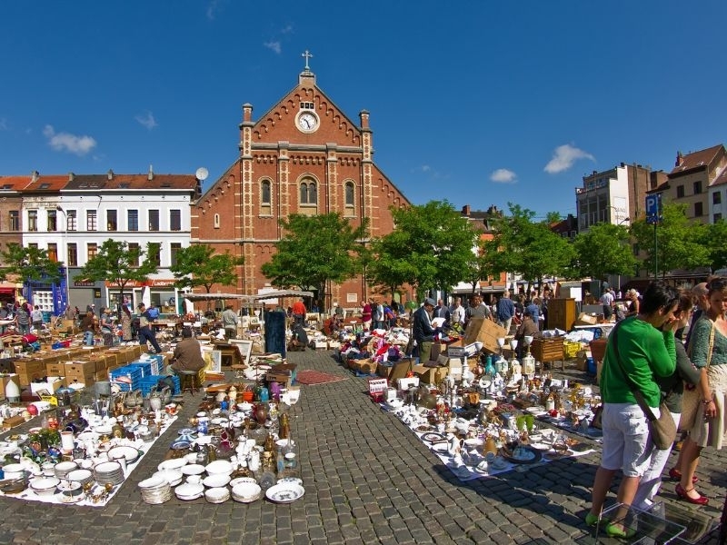 De vlooienmarkt op het Vossenplein in Brussel