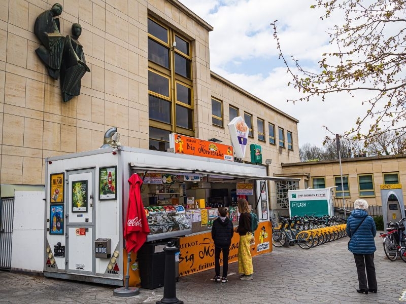 Puntzak friet scoren op iedere hoek van de straat in Brussel