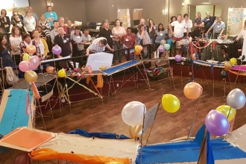 Succes vieren Team verzamelt rond de brug