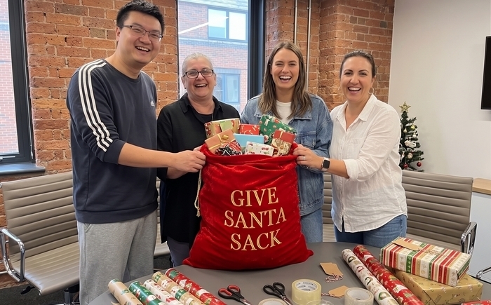 Give santa sack activiteit tijdens kerst