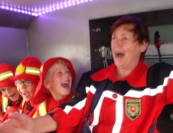familiedag Midden Nederland met kinderen plezier tijdens de familiedag bij de brandweer