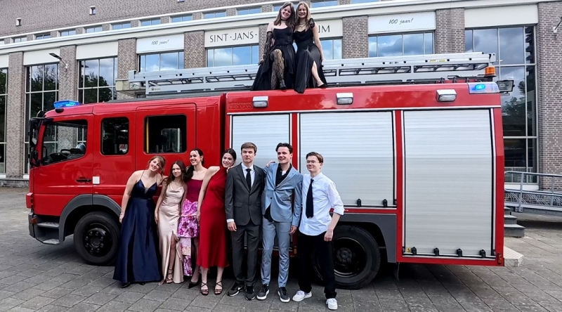 Groep leerlingen arriveert bij een schoolgala in Gelderland met een echte brandweerauto. Uniek galavervoer voor maximaal 8 personen en een spectaculaire entree.