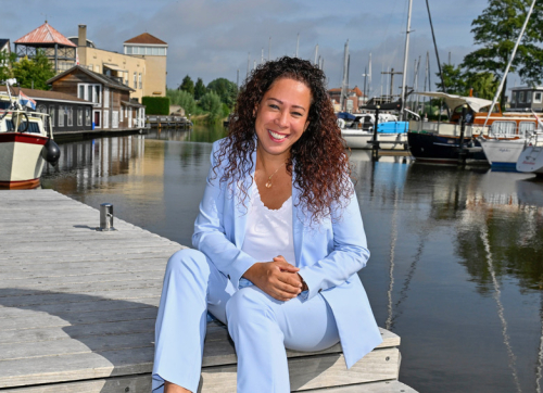 Grace Rivellino ontspannen aan het water