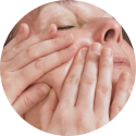 Gezichtsmassage met de handen voor een stevigere huid