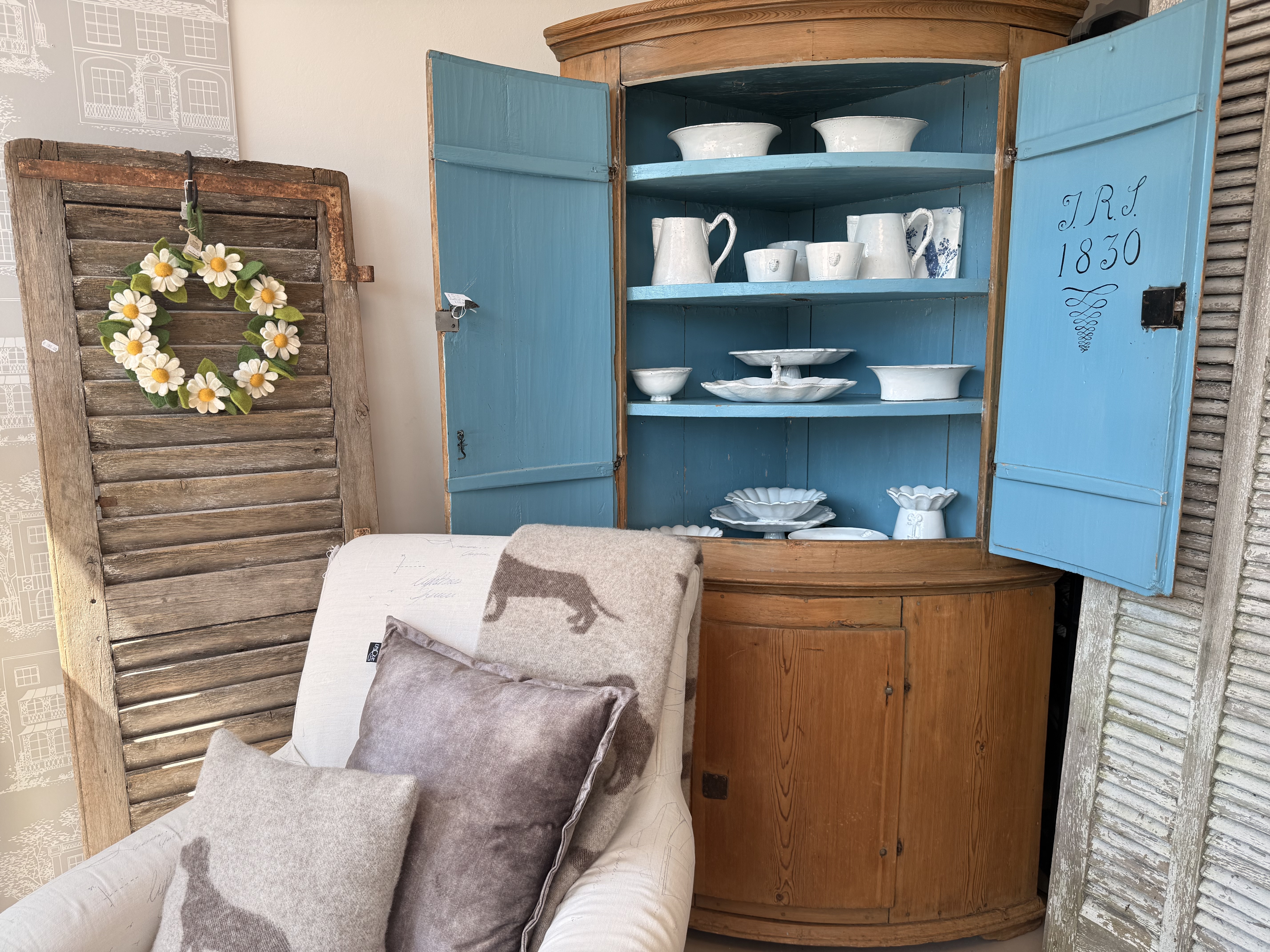 Zweedse antieke kast bij OC Interiors Lemmer Friesland
