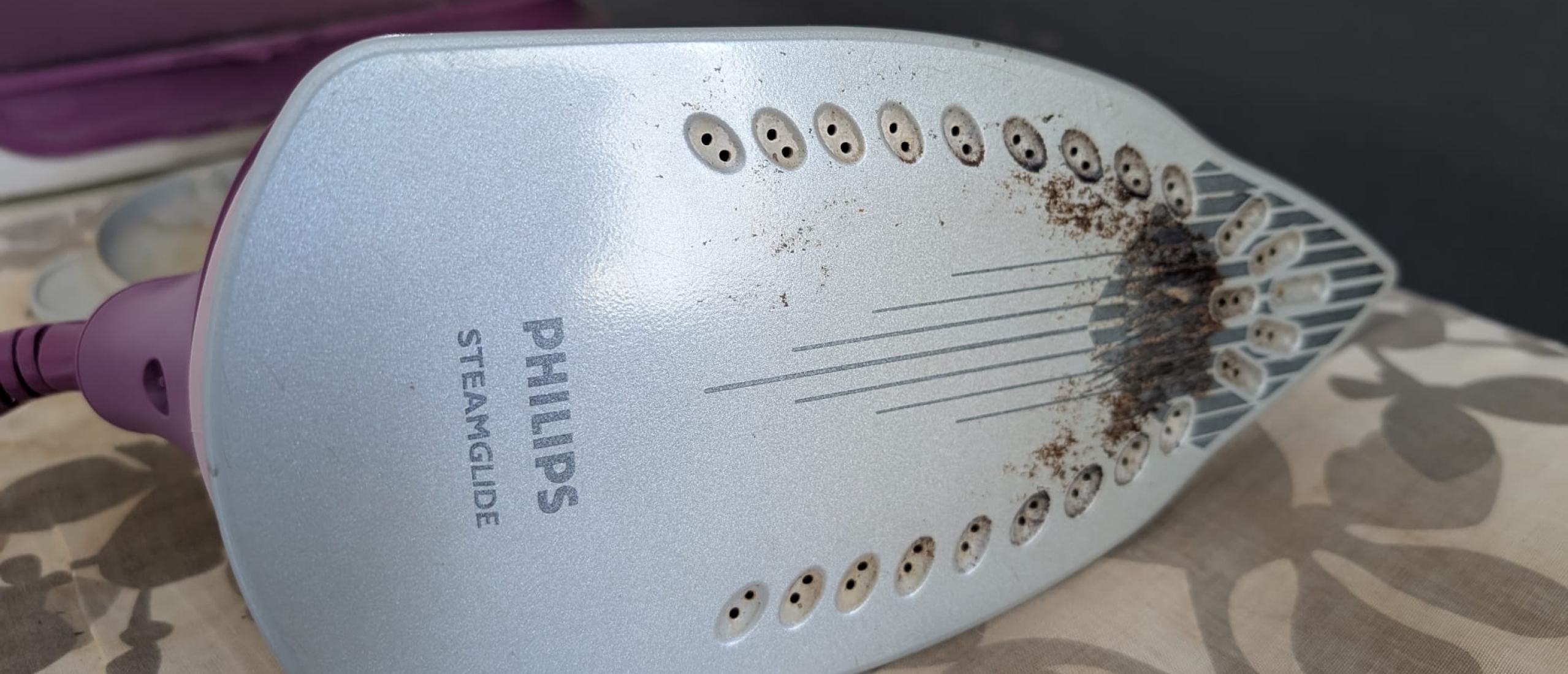 Strijkijzer schoonmaken en ontkalken - Boenklus 18
