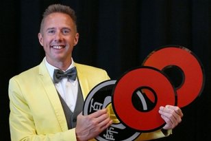 kindergoochelaar Paul en de Kids Kadabra goochelshow Kindergoochelaar Paul tovert met diverse voorwerpen