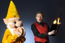 kindergoochelaar paul en zijn assistent flop de kabouter kindergoochelaar paul en flop toveren er op los.