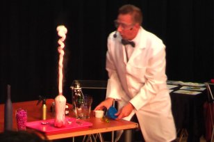 kindergoochelaar paul met zijn vreemde raar maar waar show kindergoochelaar paul en de magische fontein.