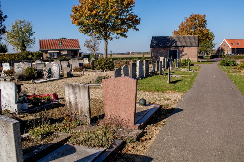 Grafstenen algemene begraafplaats in Zwartewaal Grafstenen, goedkoop, budget, algemeen graf, algemene begraafplaats in Zwartewaal