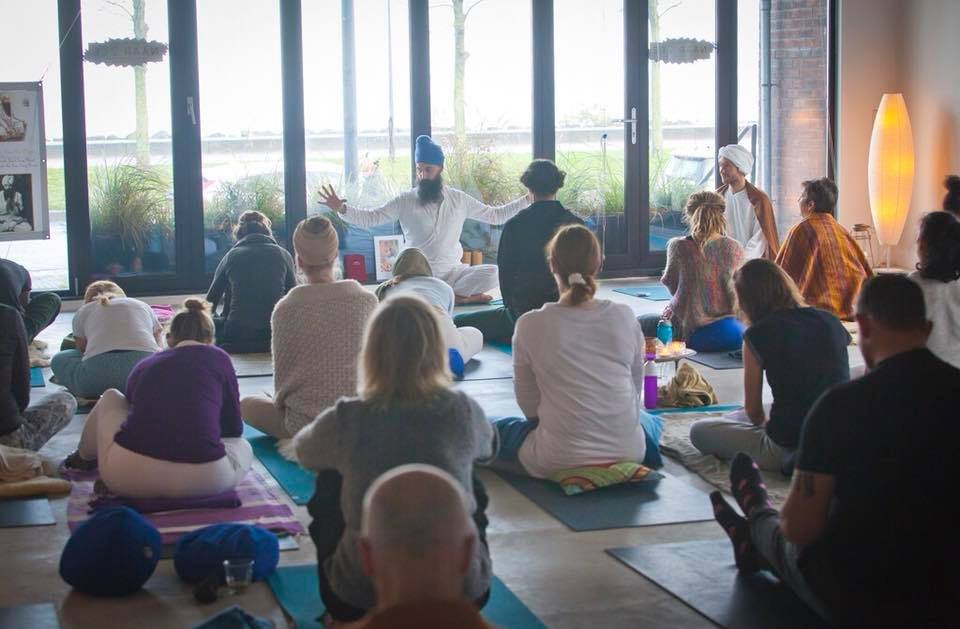 Kundalini Yoga workshop Yogi in 1 Dag amsterdam Volle zaal tijdens de eerste editie van de Kundalini Yoga workshop Yogi in 1 Dag in Amsterdam