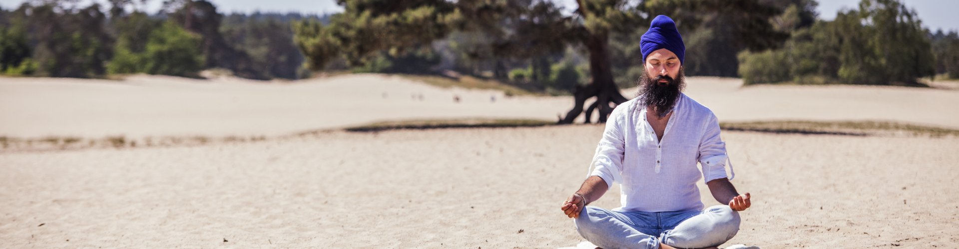 Kundalini Yoga coach en leraar Guru Gian Kundalini Yoga coach en leraar Guru Gian tijdens meditatie op retraite in Ibiza