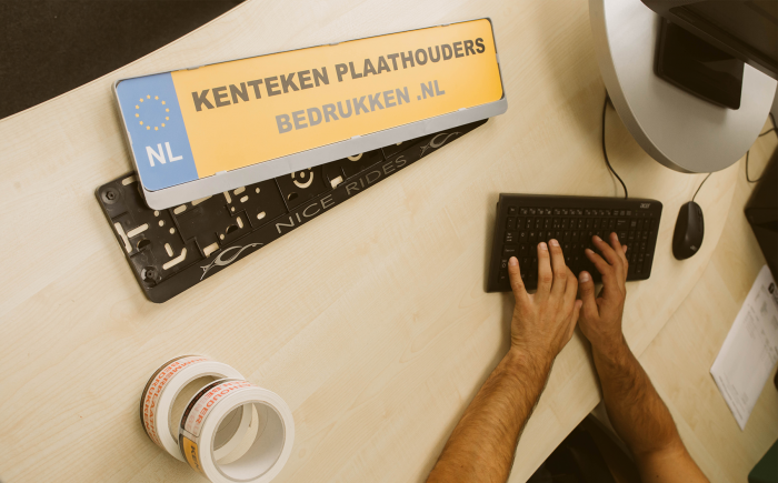 nummerplaathouder reliëf kentekenplaathouder met chroom en reliëf