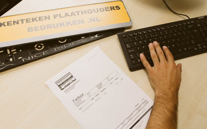 Gemakkelijk achter af betalen Betaal uw kentekenplaathouder na correcte aflvering
