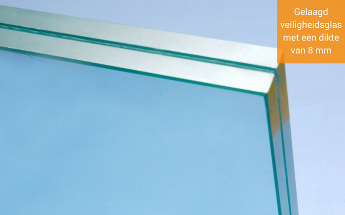 een veranda met gelaagd veiligheidsglas gelaagd veiligheidsglas met een dikte van 8 mm