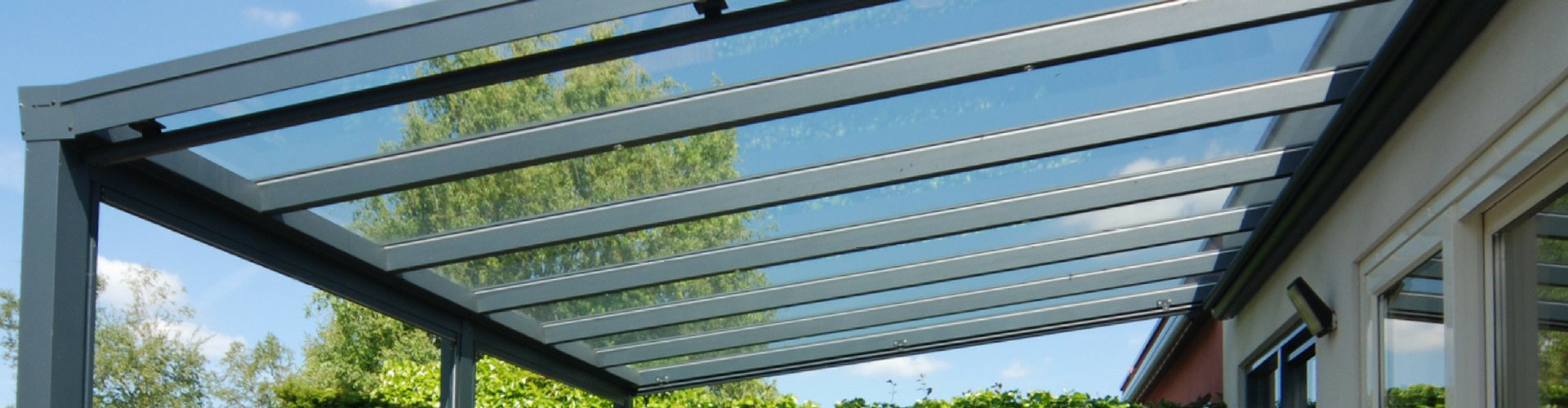 met een glazen veranda beleef je sfeervolle momenten aluminium veranda met glazen dakbedekking