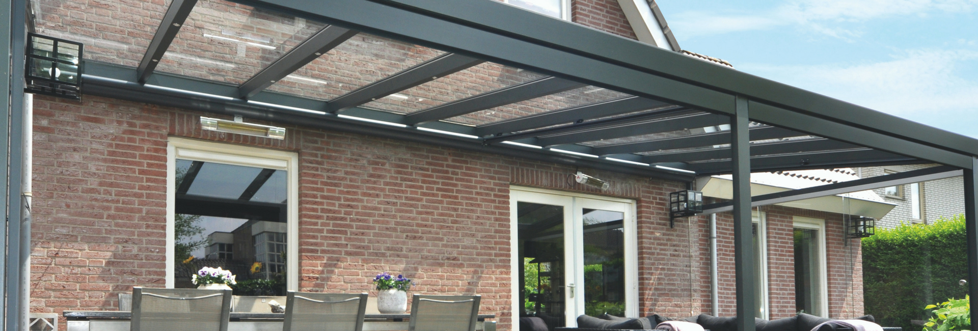 een veranda met polycarbonaat of glas glas of polycarbonaat dakbedekking