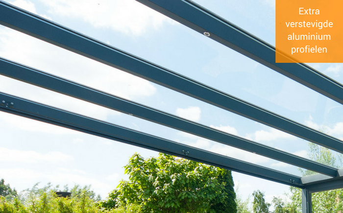 een glazen veranda met extra verstevigde profielen deze veranda met glas heeft een hoge draagkracht