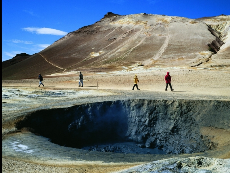 Naast het meer van Myvatn ligt dit actief vulkanisch gebied... Travel2iceland.be rondreis ijsland