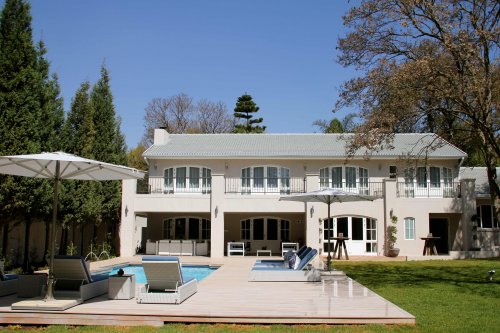 De villa is op een Top locatie Villa The Athol Place in Johannesburg| Exclusive Culitravel