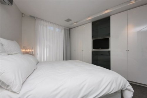 Ruime slaapkamers met grote bedden en luxueuze badkamers Appartement Ebben Flow in Kaapstad | Exclusive Culitravel