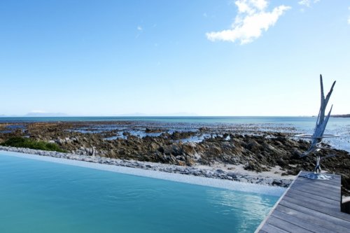 Geniet van het heerlijke klimaat in tuin,terras en aan uw eigen zwembad Villa Beach in Hermanus| Exclusive Culitravel