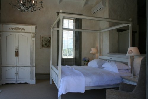 Ruime slaapkamers met grote bedden en luxueuze badkamers Villa Fransche Vista in Franschhoek| Exclusive Culitravel
