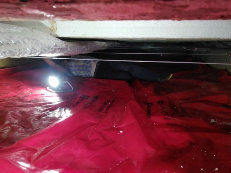 Reflecterende folie aanbrengen onder de vloer Reflecterende folie aanbrengen onder de vloer